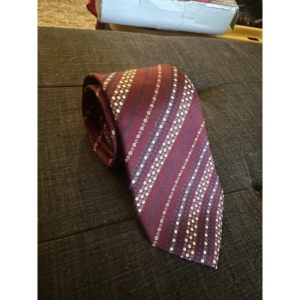 Yves Saint Laurent YSL 100% Silk Necktie Red  Print Tie USA EUC